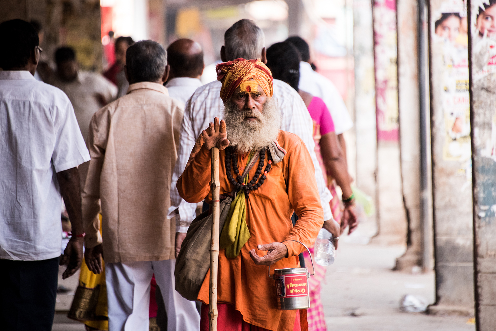 行き交う人々の中、悠然と立ち尽くすインド人。多分、修行僧