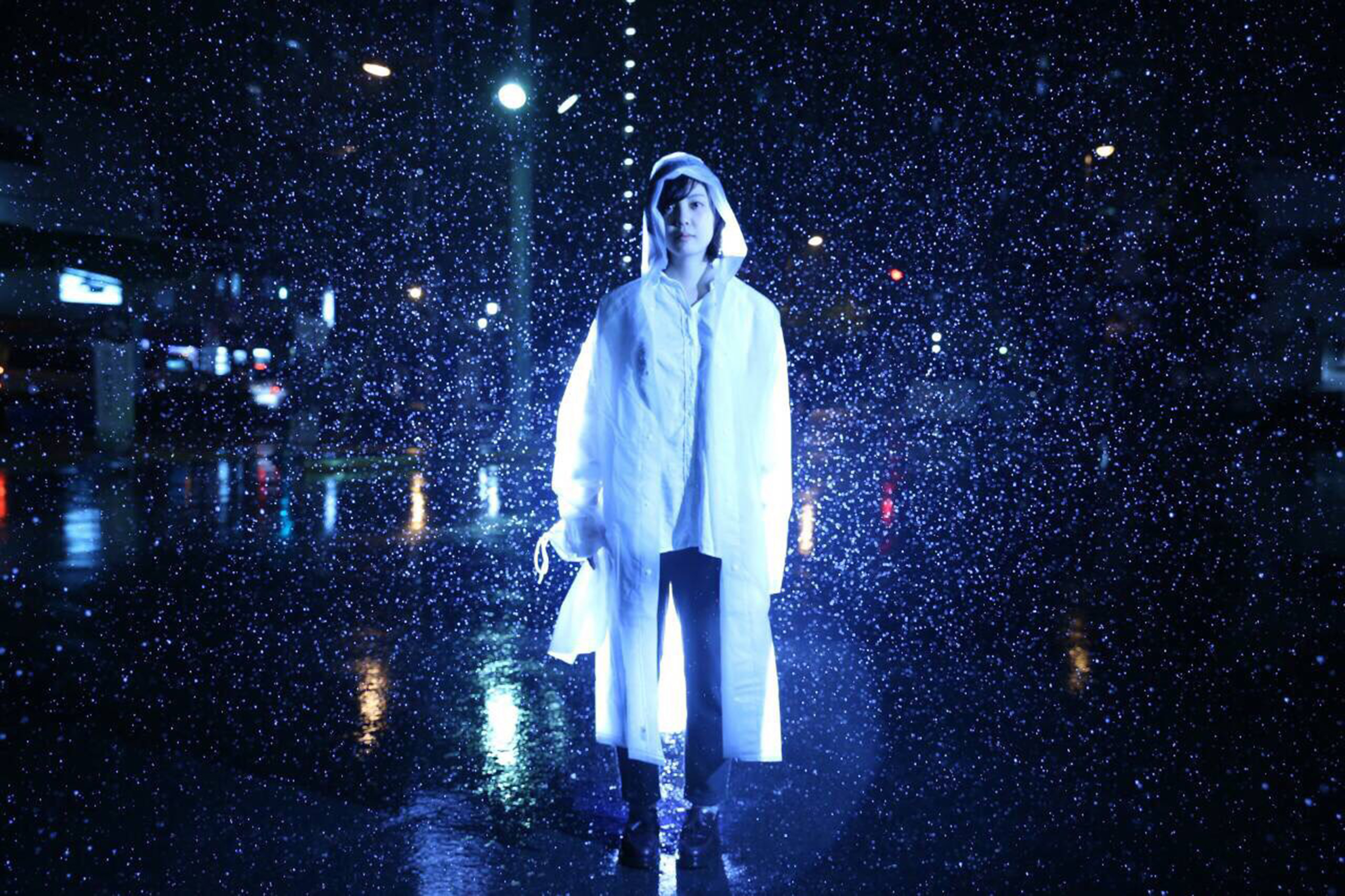 夜の雨、乱反射する光の中佇む女性（実寸）